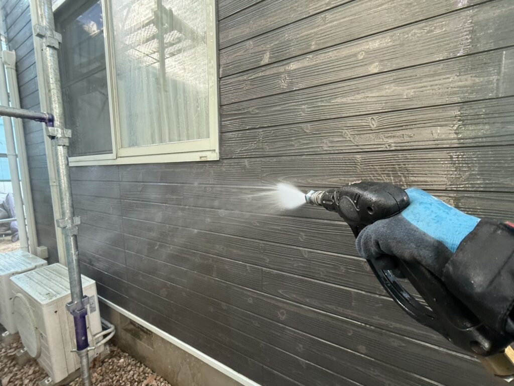 外壁：高圧洗浄<br />
（表面のコケやカビをしっかりと落としました。）