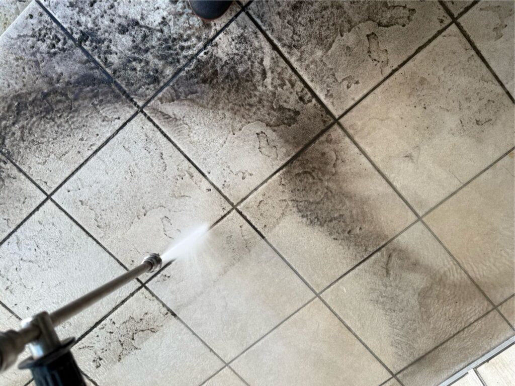 玄関タイル：高圧洗浄<br />
