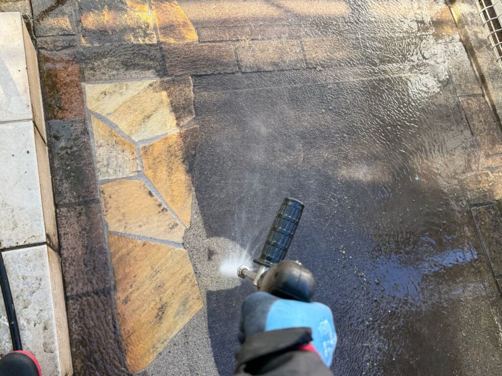 土間コンクリート：高圧洗浄<br />
