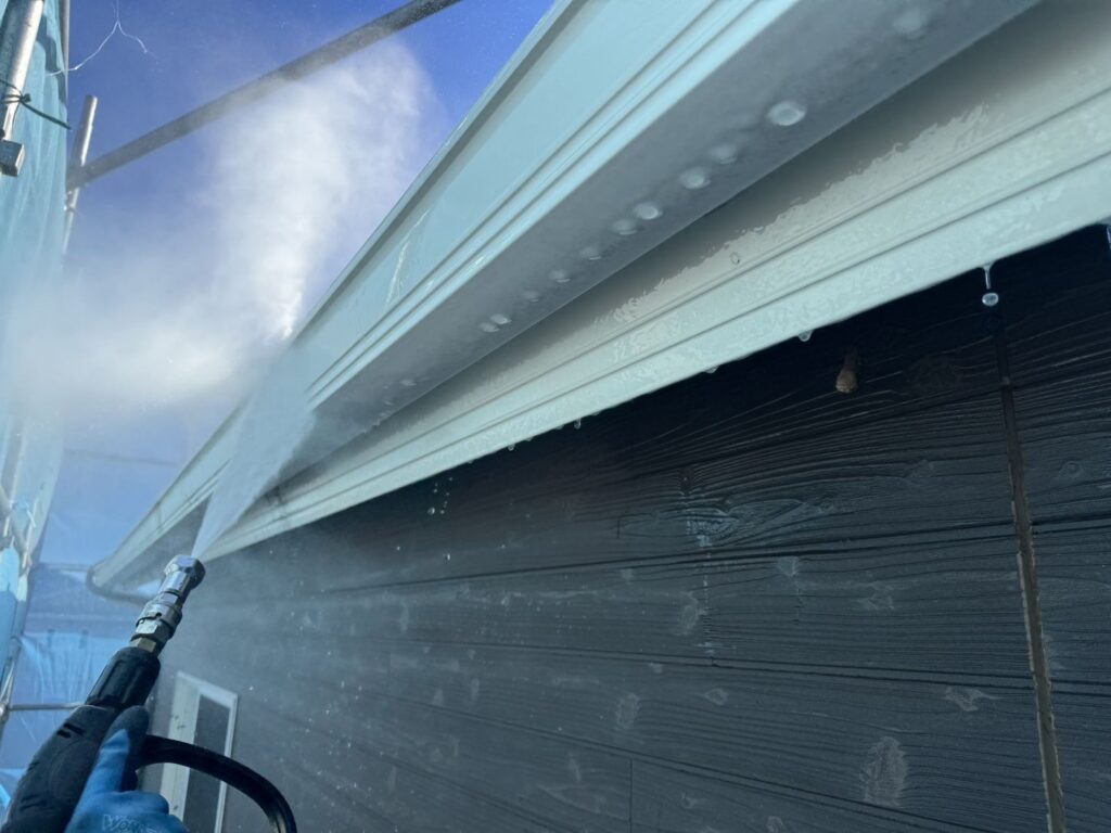 外壁：高圧洗浄<br />
（表面のコケやカビをしっかりと落としました。）