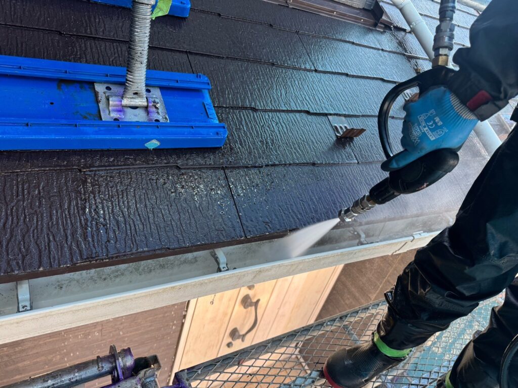 下屋根：高圧洗浄<br />
（表面のコケやカビをしっかり落としました。）