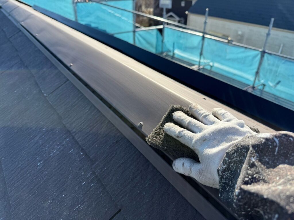 棟板金・雪止めケレン<br />
（ケレンとは、塗料との密着を良くするために、専用の道具にて細かい傷をつける下地調整です。）