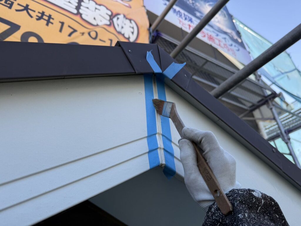 破風板の繋ぎ目：プライマー塗布<br />
（外壁とコーキングを密着させる為の接着剤です。とても重要な工程です。）<br />
※破風板の繋ぎ目もしっかりとコーキングを行います。
