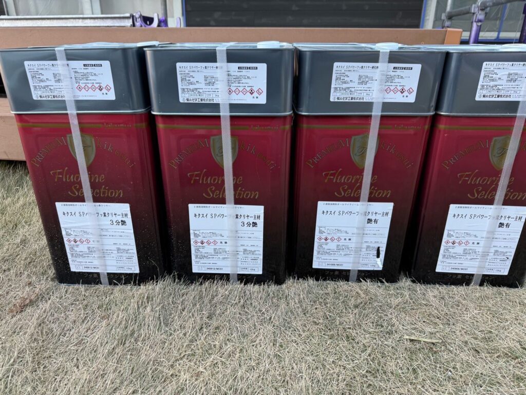 使用材料<br />
→外壁クリヤー材料<br />
（3部艶仕上げ）