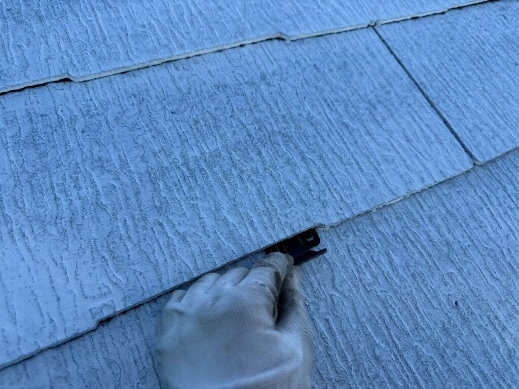 タスペーサー０１設置<br />
（雨漏れしないように、縁切り・タスペーサーの設置を行いました。）