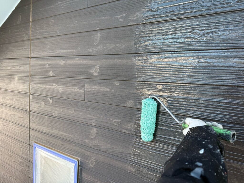 外壁クリヤー中塗り<br />
（中塗りの時点では、10部艶のクリヤー塗料を使用しました。これは、上塗りの3部艶がむらにならないようにする為です。）