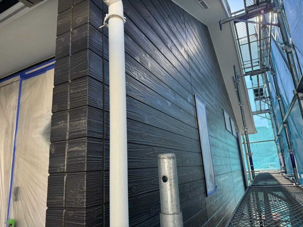 外壁クリヤー中塗り（完了）<br />
※この段階ではまだ艶艶しています。