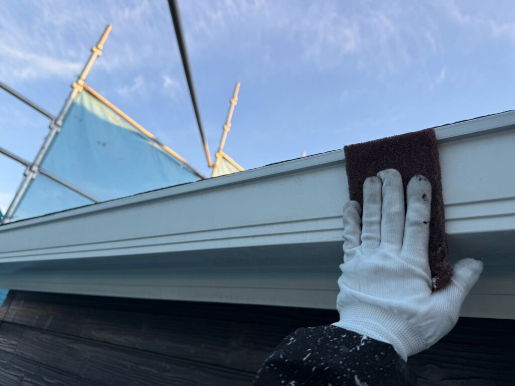 雨樋・鼻隠しケレン<br />
（ケレンとは、塗料との密着を良くするために、専用の道具にて細かい傷をつける下地調整です。）