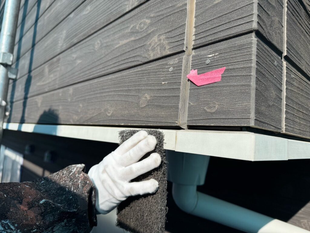 水切りケレン<br />
（ケレンとは、塗料との密着を良くするために、専用の道具にて細かい傷をつける下地調整です。）