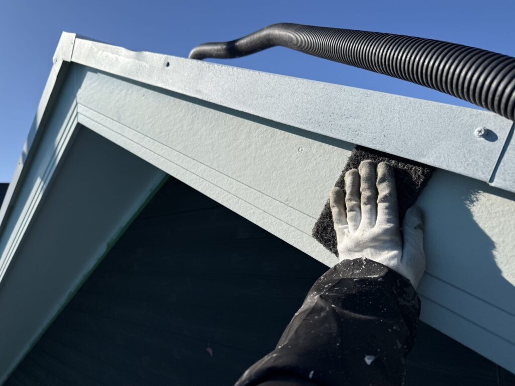 破風板ケレン<br />
（ケレンとは、塗料との密着を良くするために、専用の道具にて細かい傷をつける下地調整です。）