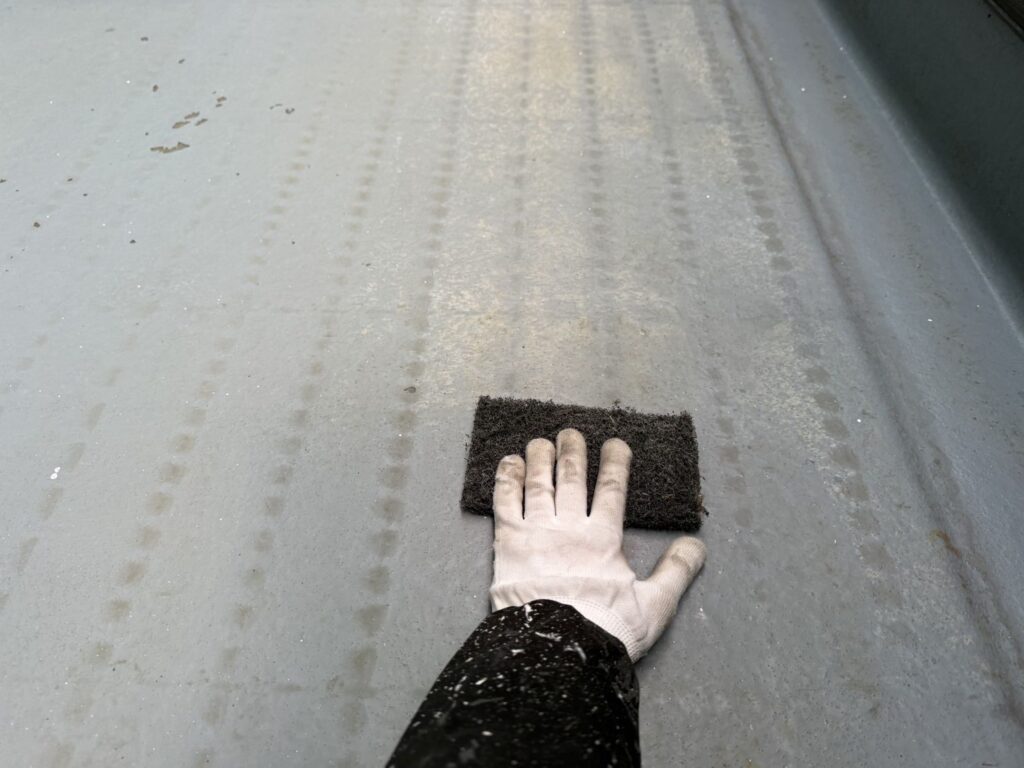 ベランダ床ケレン<br />
（ケレンとは、塗料との密着を良くするために、専用の道具にて細かい傷をつける下地調整です。）