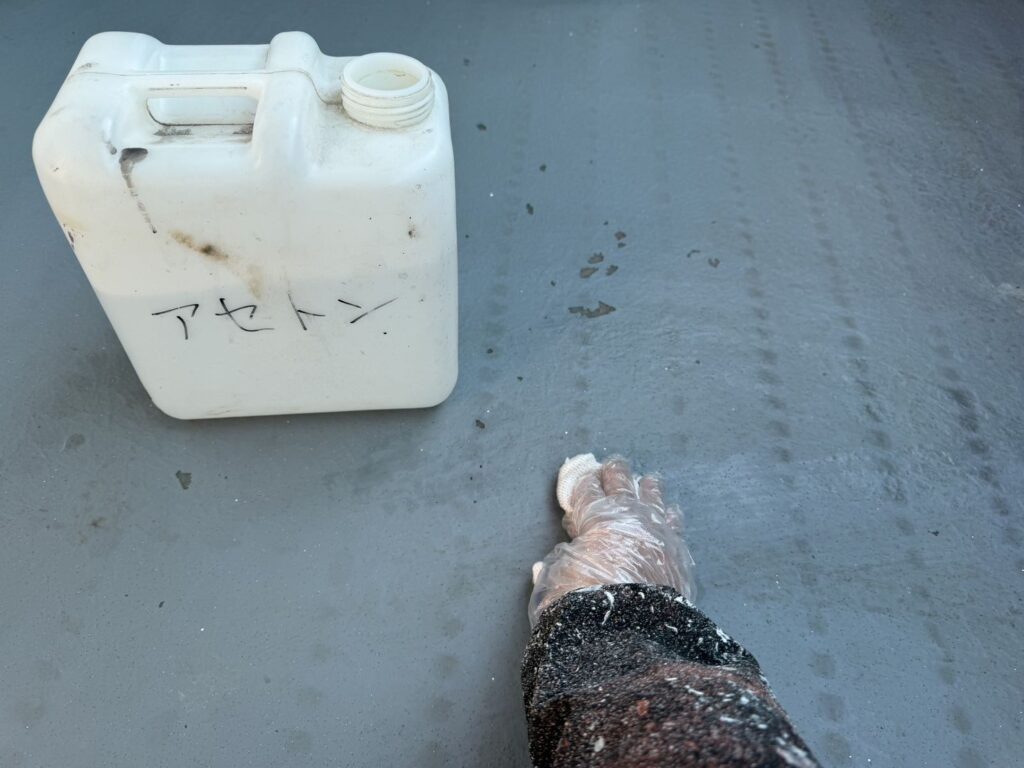 ベランダ床アセトン拭き<br />
（油分を取るためにアセトン拭きを行いました。とても重要な工程です。）