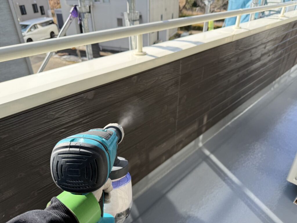 光触媒トップコーティング<br />
（無事に完了検査も完了し、最後の仕上げのトップコーティングです。）