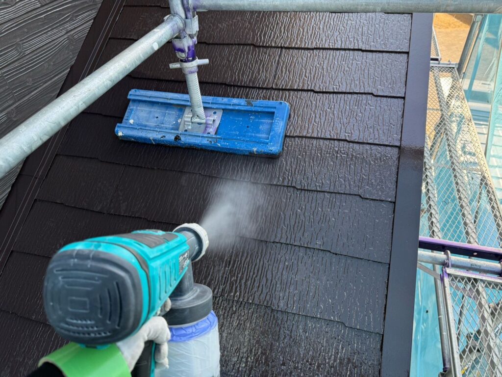 光触媒トップコーティング<br />
（無事に完了検査も完了し、最後の仕上げのトップコーティングです。）