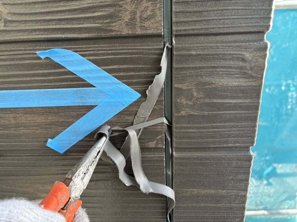 既存のコーキング撤去<br />
※薄皮と言われる、細かいところまでしっかりと除去しました。これを取らないとコーキングの密着性が悪くなってしまいます。）