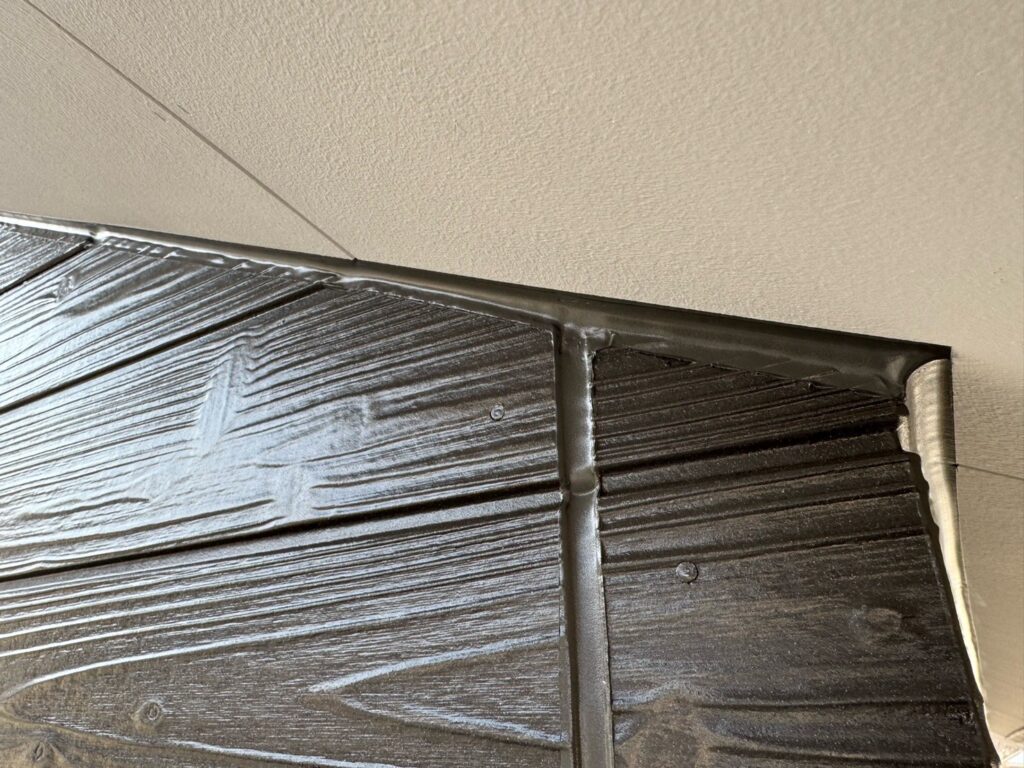 軒天取り合いコーキング：コーキングならし（完了）