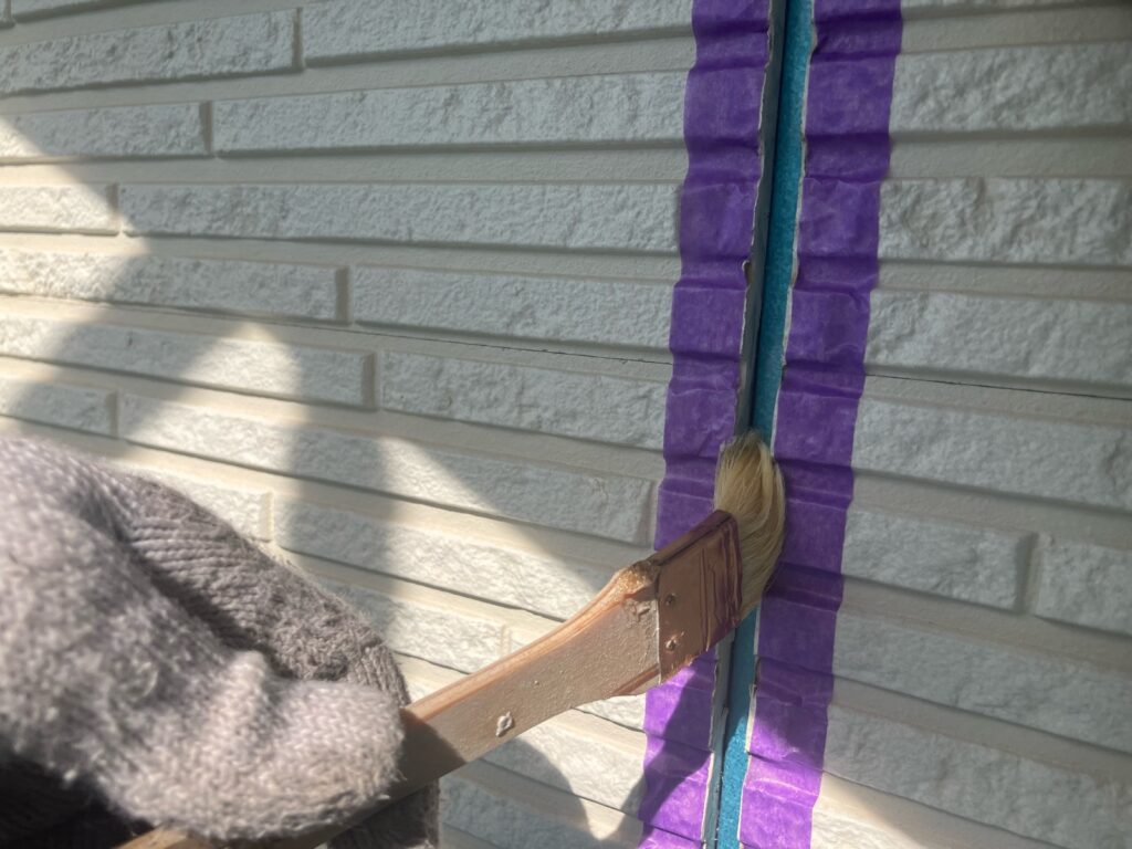 目地コーキング：プライマー塗布<br />
（外壁とコーキングを密着させる為の接着剤です。とても重要な工程です。）