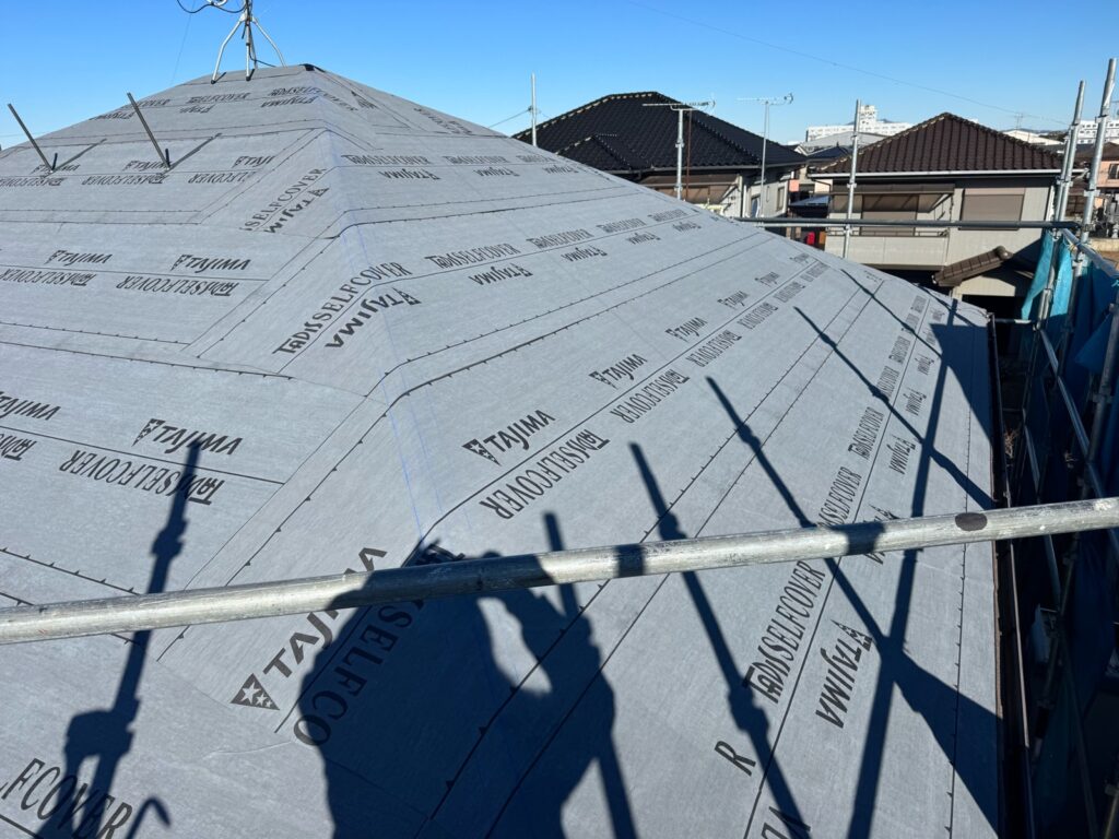 西・北面：防水シート取り付け<br />
（ビスを使用しない、粘着タイプを使用しました。）<br />
※防水シートは雨漏れを防ぐための重要な役割です。