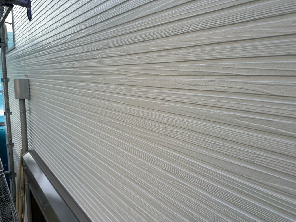 外壁上塗り（完了）<br />
（色：パールグレイ）