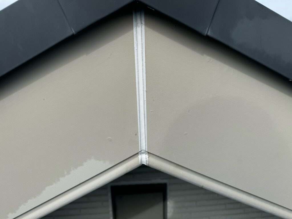 破風板の繋ぎ目：コーキングならし（完了）