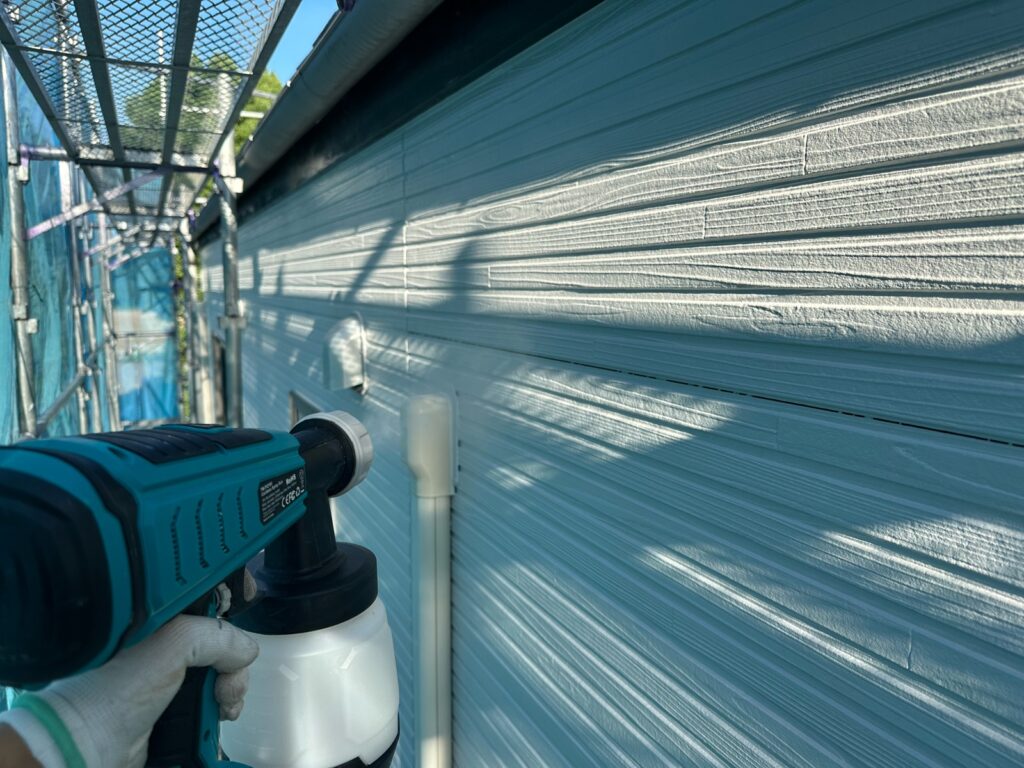 光触媒トップコーティング<br />
（耐候性と美観性を底上げしてくれるコーテイング材です。）