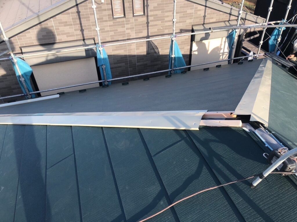 棟板金下地取り付け<br />
（弊社オリジナルの金属下地を使用しました。）<br />
※一般的にある、木や樹脂の下地よりも耐久性に優れています。）