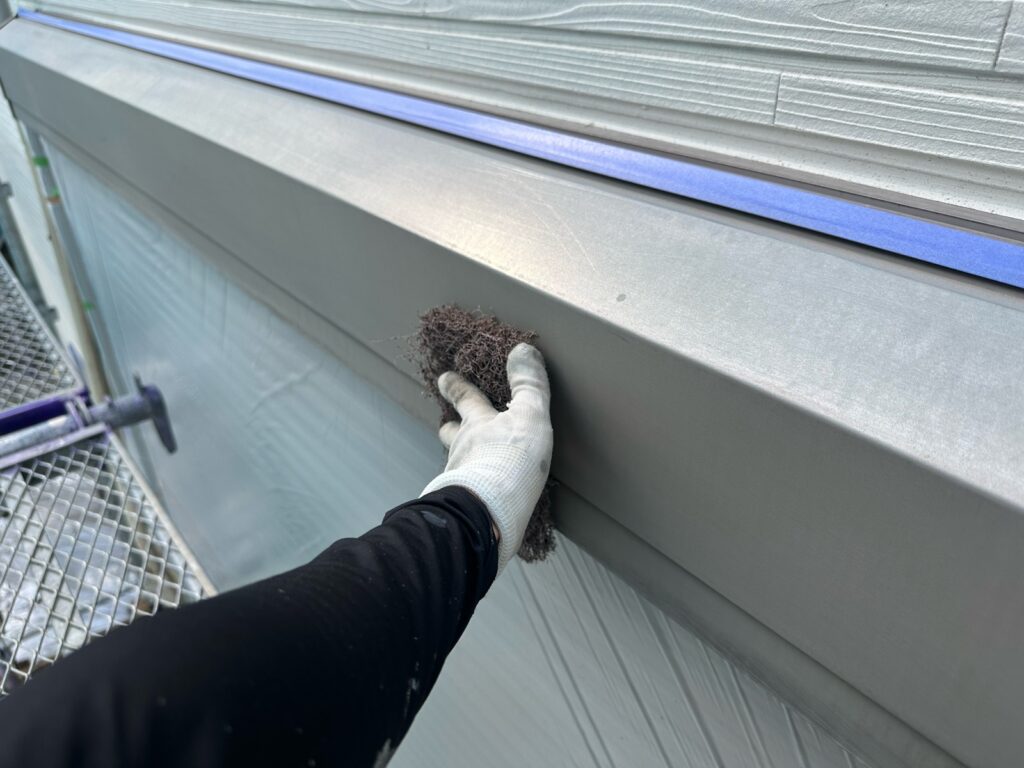 シャッターＢＯＸケレン<br />
（ケレンとは、塗料との密着を良くするために、専用の道具にて細かい傷をつける下地調整です。）