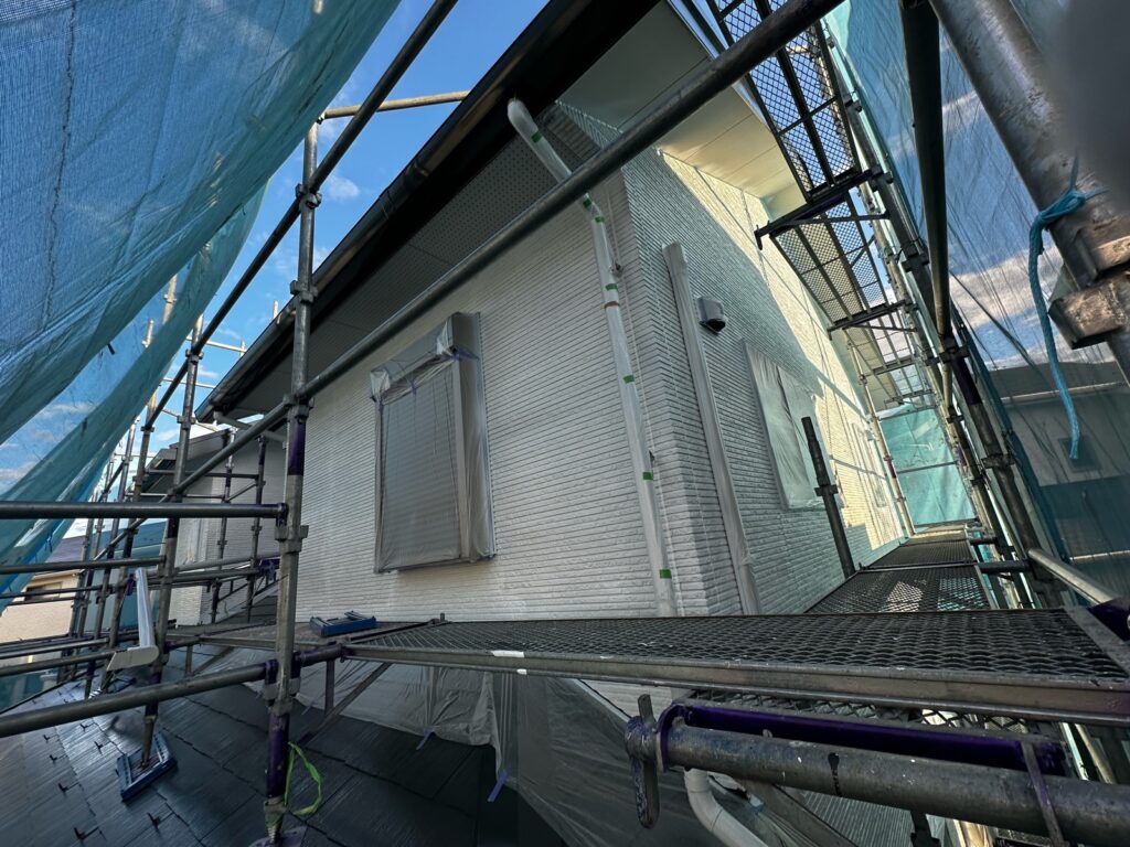 外壁下塗り（白色）<br />
<br />
※密着性の高い、水性2液難付着対応シーラーを使用しました。）