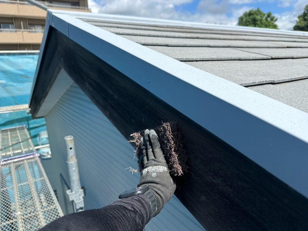 破風板ケレン<br />
（ケレンとは、塗料との密着を良くするために、専用の道具にて細かい傷をつける下地調整です。）