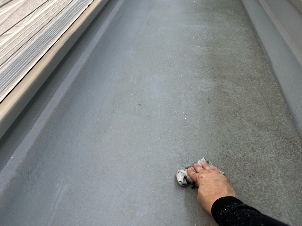 ベランダ床アセトン拭き<br />
（油分を取るためにアセトン拭きを行いました。とても重要な工程です。）