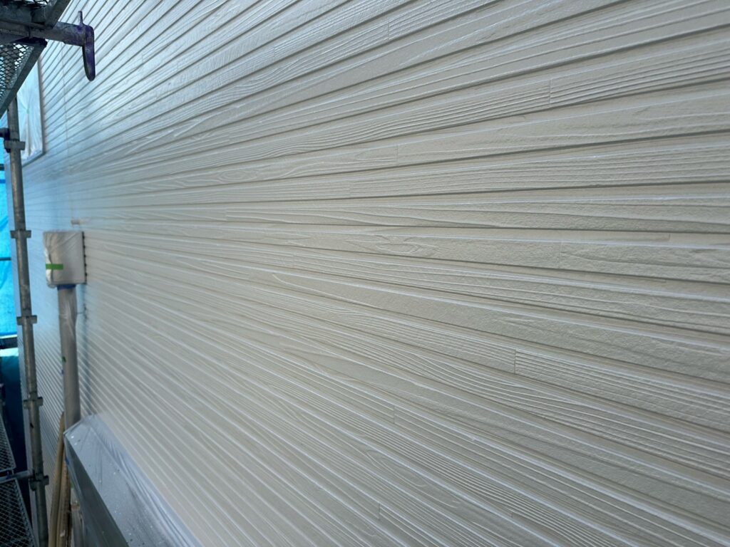 外壁中塗り（完了）<br />
（色：パールグレイ）