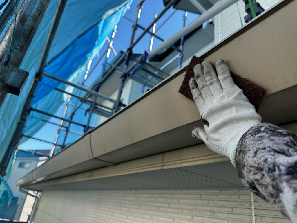 雨樋・鼻隠しケレン<br />
（ケレンとは、塗料との密着を良くするために、専用の道具にて細かい傷をつける下地調整です。）