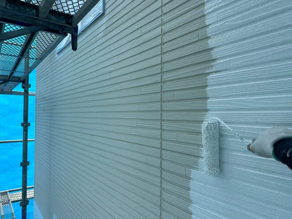 外壁下塗り（白色）<br />
<br />
※密着性の高い、水性2液難付着対応シーラーを使用しました。）