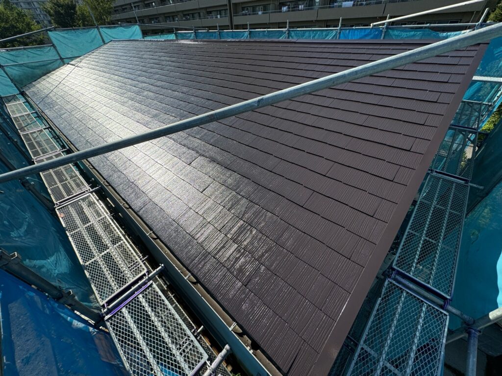 屋根施工完了：南面屋根<br />
4回塗りを行ったことにより、傷んだ屋根が新築以上の屋根に蘇りました✨