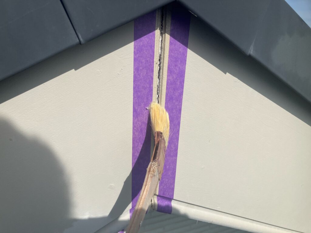 破風板の繋ぎ目：プライマー塗布<br />
（外壁とコーキングを密着させる為の接着剤です。とても重要な工程です。）<br />
※破風板の繋ぎ目もしっかりとコーキングを行います。