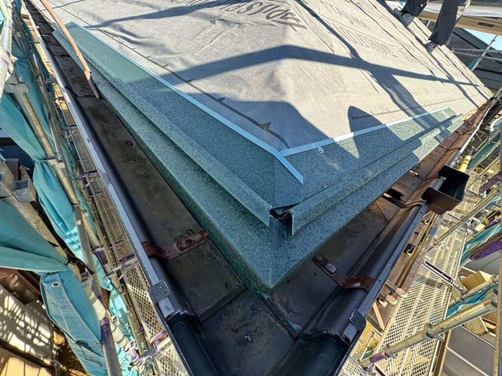 唐草スターター取り付け<br />
（屋根カバー工事の際に一番最初に取り付ける金物です。）<br />
<br />
※既存の雨どいを交換しなくても雨水が雨どいに流れるように、セットバックスターターという唐草を使用しています。通常の唐草でカバー工法を行うと、雨水が雨どいに流れなくなる可能性があります。