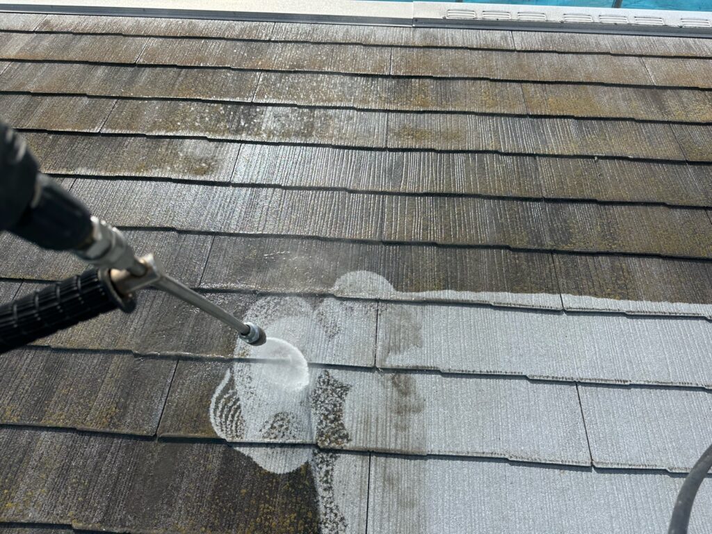 屋根：高圧洗浄<br />
（表面のコケやカビをしっかり落としました。）