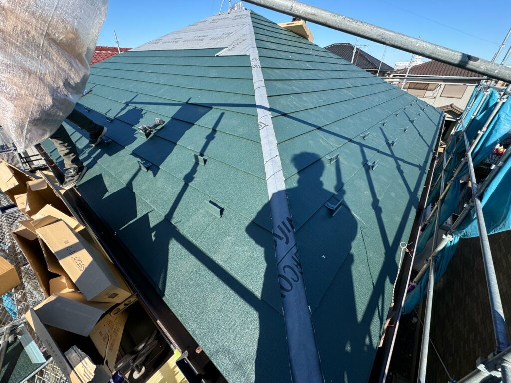 屋根本体取り付け（大屋根）<br />
<br />
※下から上に屋根本体を貼っていきます。