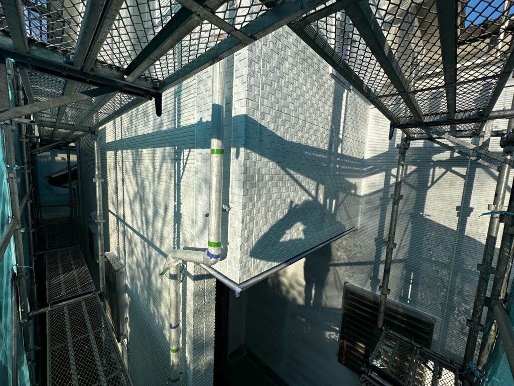 外壁下塗り（白色）<br />
<br />
※密着性の高い、水性2液難付着対応シーラーを使用しました。）