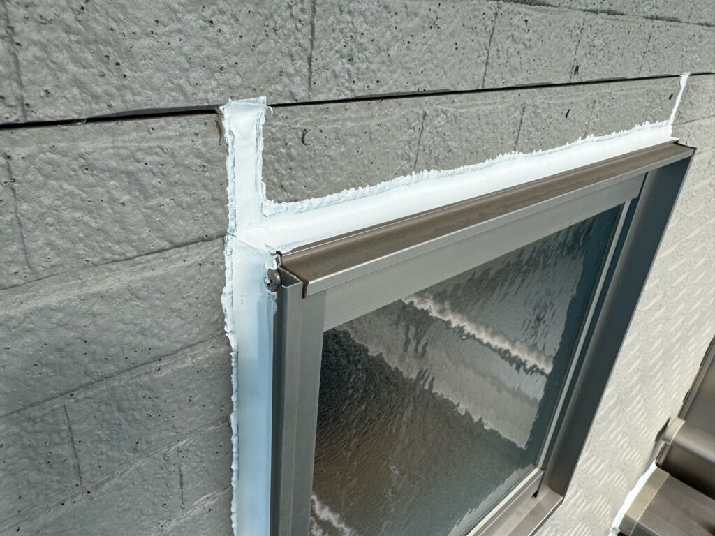 窓周りコーキング：コーキングならし（完了）