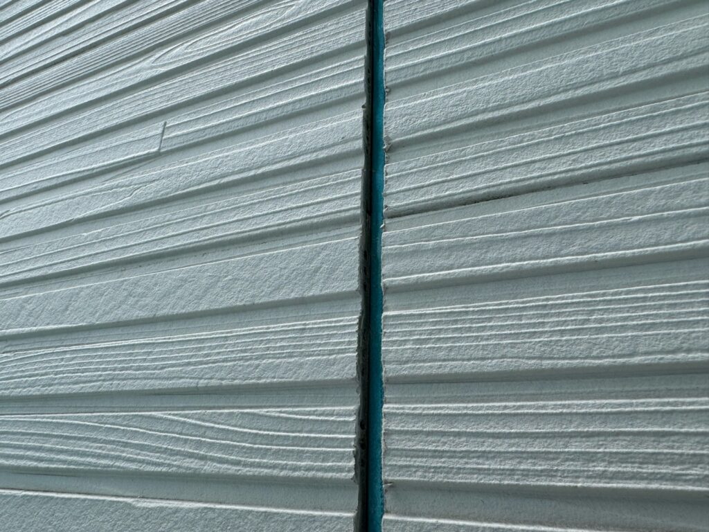 既存のコーキング撤去<br />
（※薄皮と言われる、細かいところまでしっかりと除去しました。これを取らないとコーキングの密着性が悪くなってしまいます。