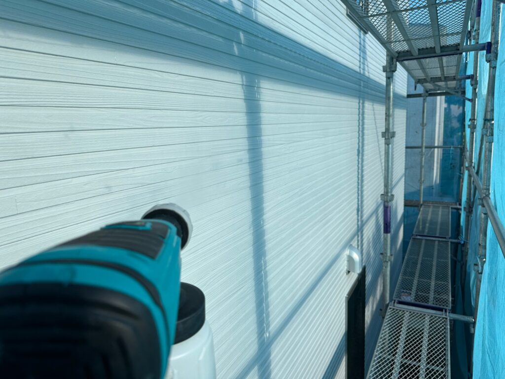 光触媒トップコーティング<br />
（耐候性と美観性を底上げしてくれるコーテイング材です。）