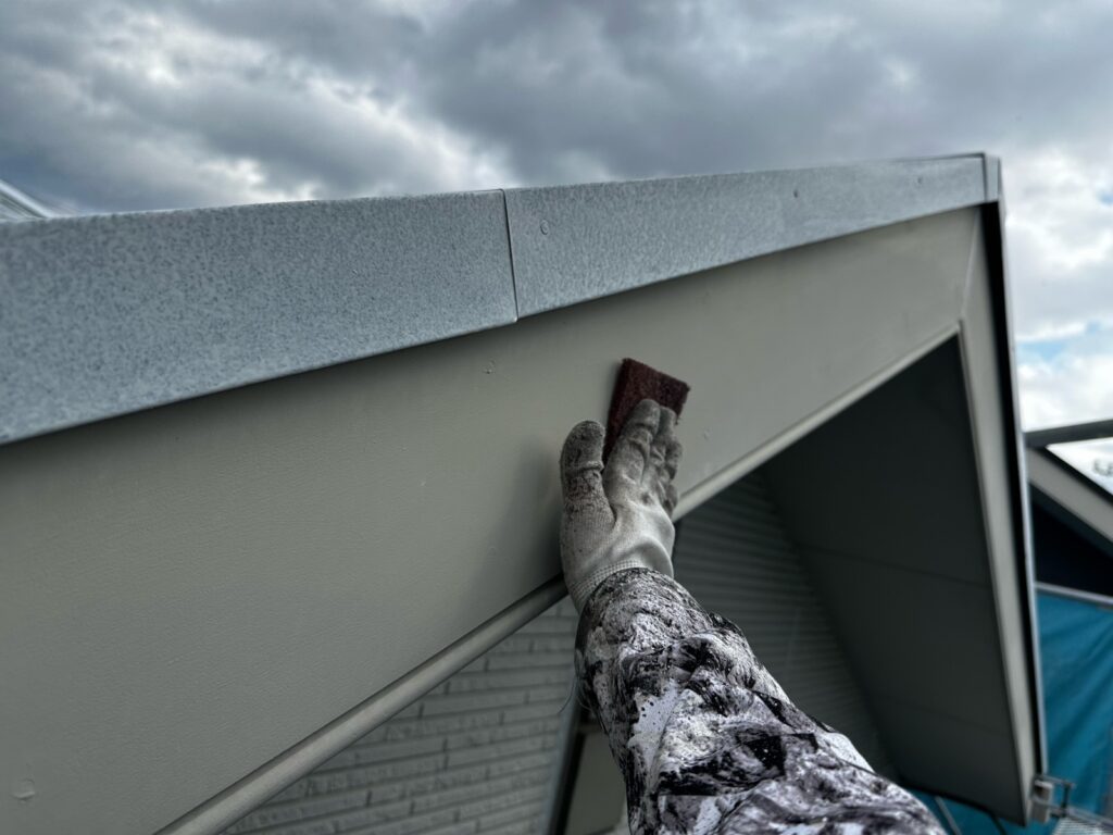 破風板ケレン<br />
（ケレンとは、塗料との密着を良くするために、専用の道具にて細かい傷をつける下地調整です。）