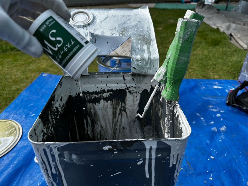 2000種の菌に対応添加剤投入<br />
（上塗り塗料と混ぜることにより、カビ・藻類に強くなります。）