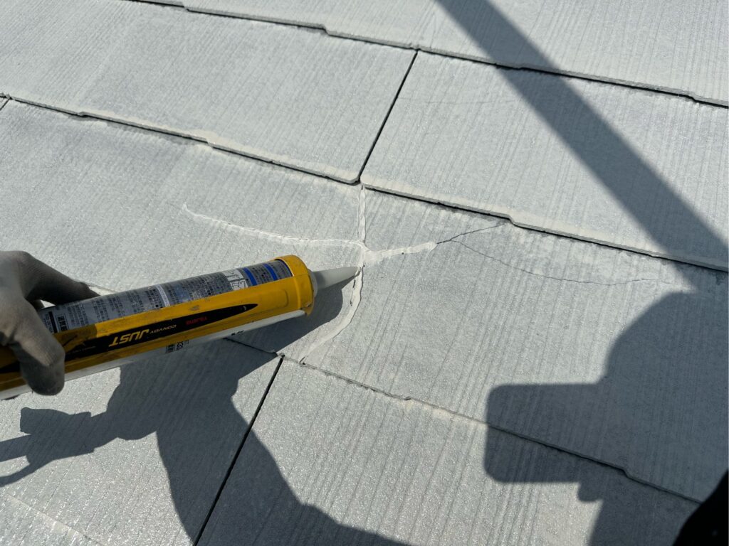 屋根のひび割れ補修<br />
（下地補修）<br />
※屋根のひび割れが大きいため、タスマジックではなく、高耐久コーキングでの補修を行いました。