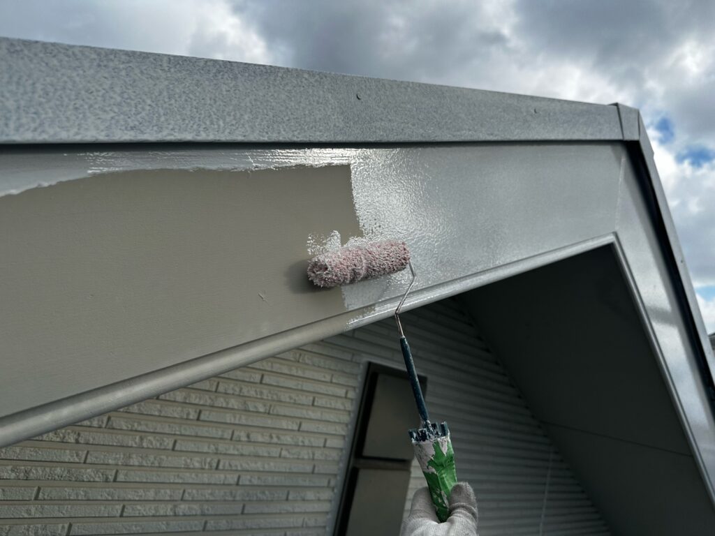 破風板下塗り<br />
（通常は2回塗りが多いいですが、弊社は痛みやすい個所は強化シーラーを塗り、より耐久性を強くしています。）