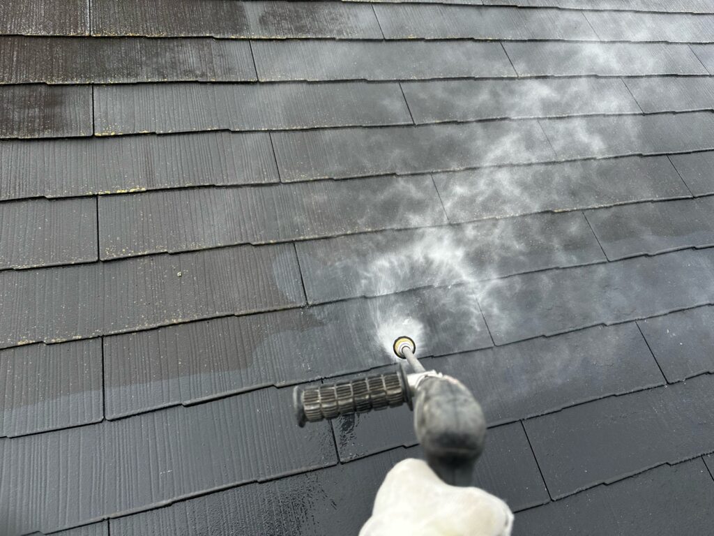 屋根：高圧洗浄<br />
（表面のコケやカビをしっかり落としました。）