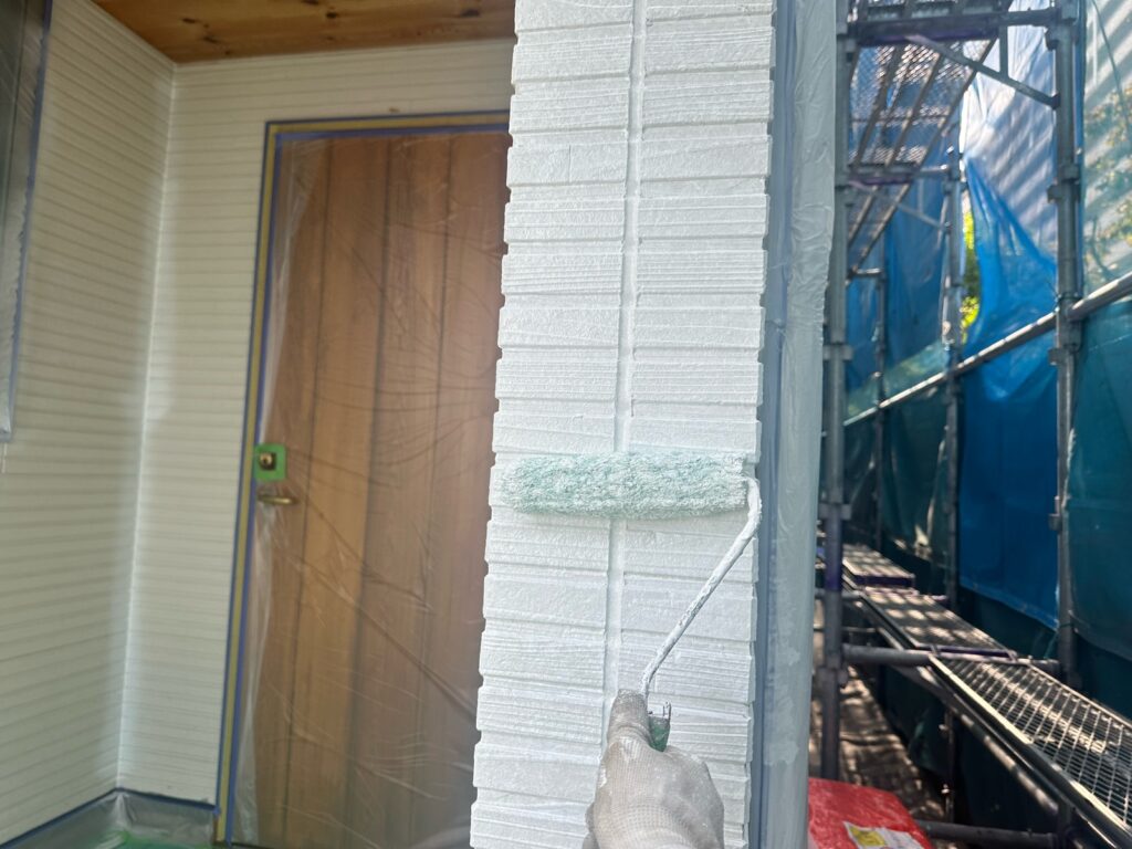 外壁下塗り2回目（部分的）<br />
※傷んでいる箇所は下塗りを２回塗りました。