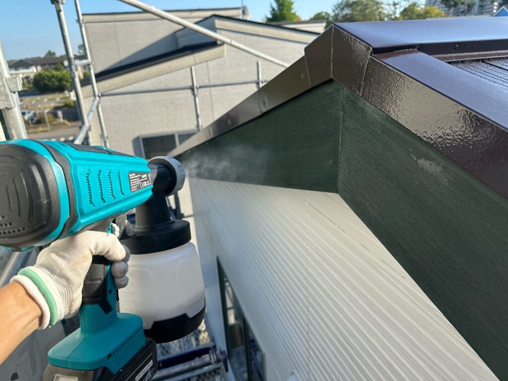 光触媒トップコーティング<br />
（耐候性と美観性を底上げしてくれるコーテイング材です。）