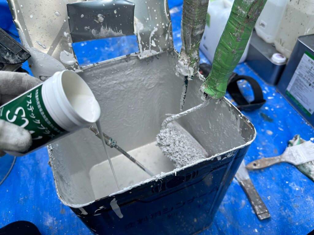 2000種の菌に対応添加剤投入<br />
（上塗り塗料と混ぜることにより、カビ・藻類に強くなります。）